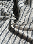 Tissu de gaze froissé de couleur ivoire neutre non blanchi, tissu Sile. Tissu Sile.