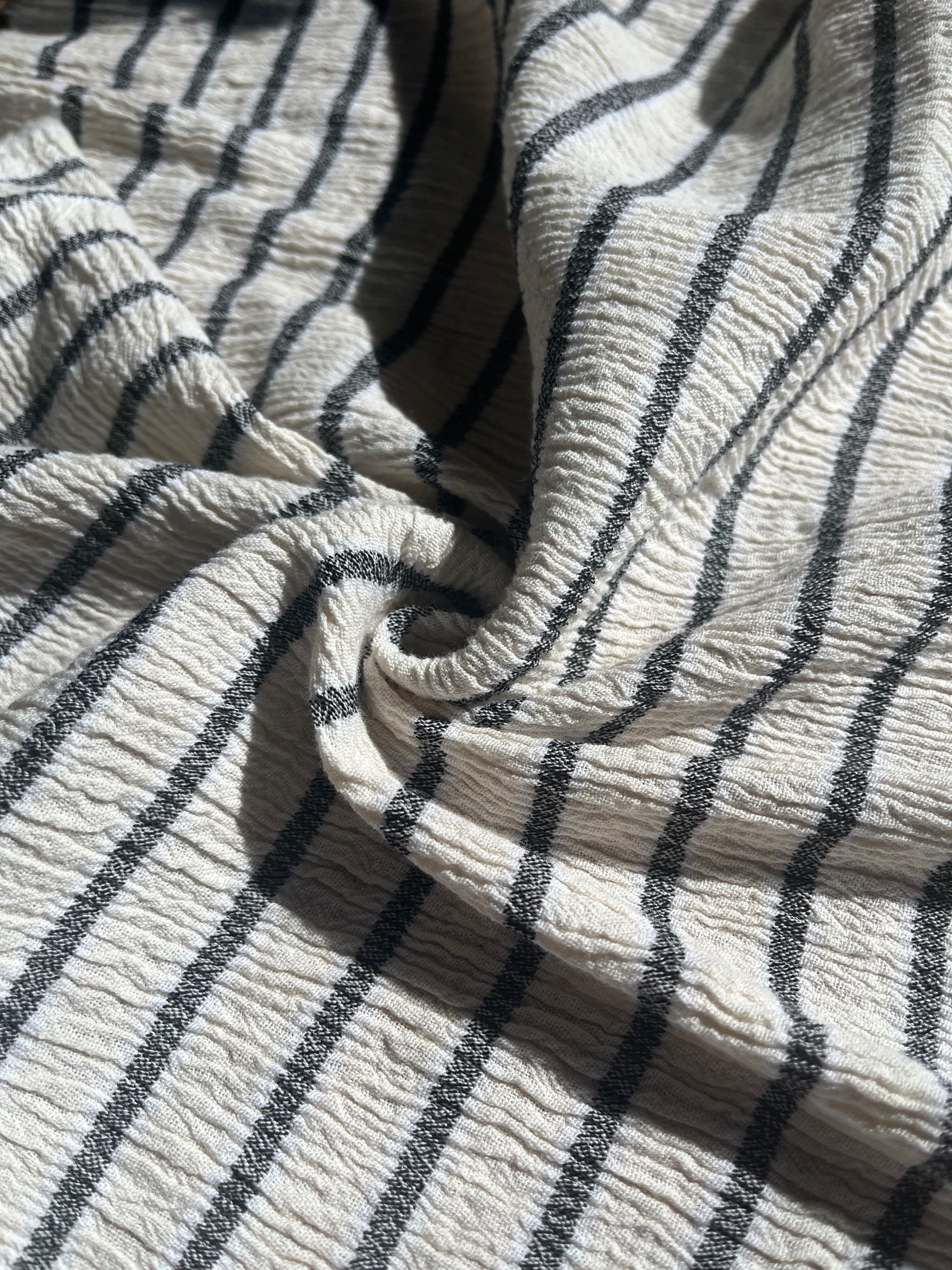 Tissu de gaze froissé de couleur ivoire neutre non blanchi, tissu Sile. Tissu Sile.