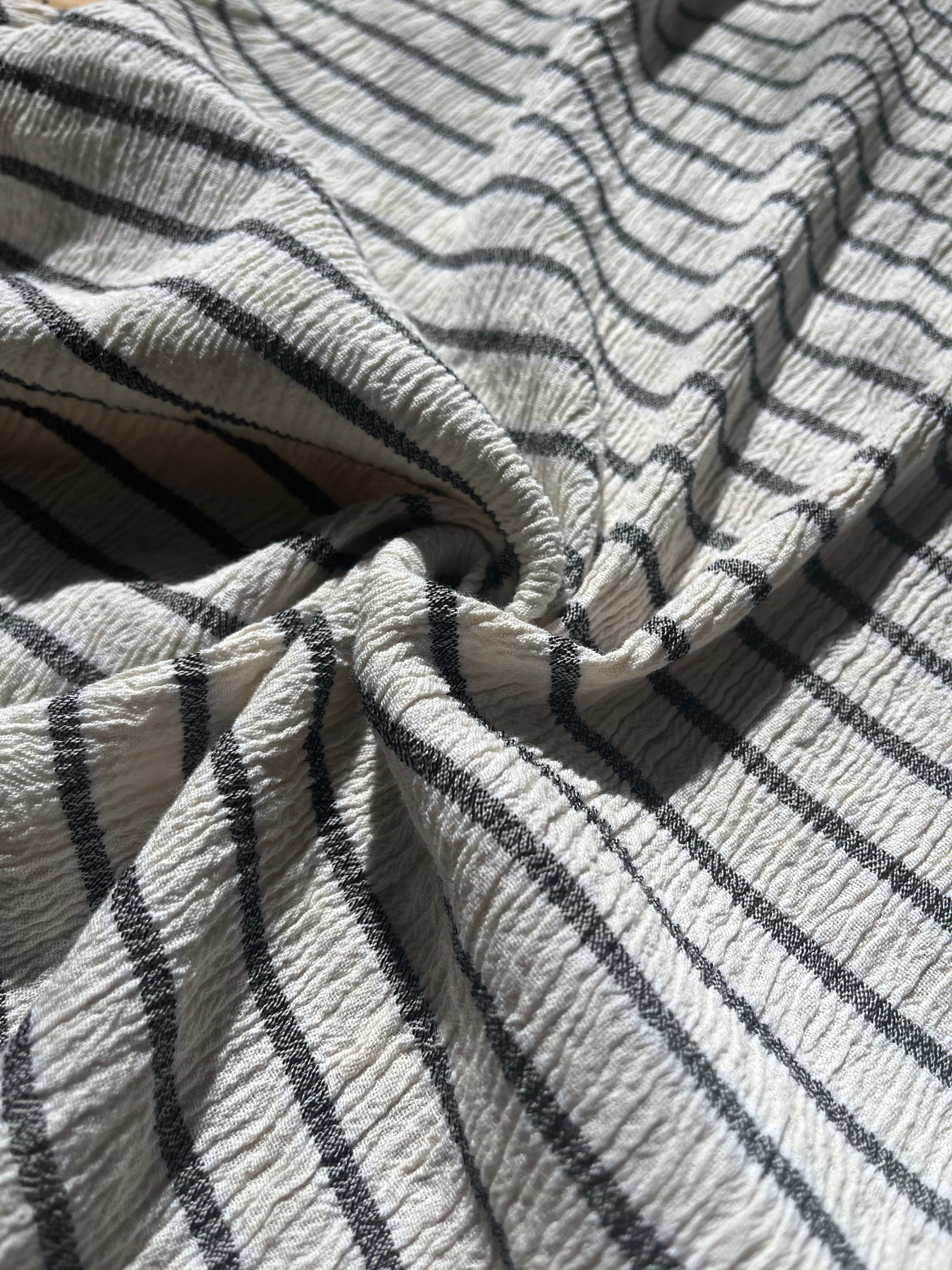 Tissu de gaze froissé de couleur ivoire neutre non blanchi, tissu Sile. Tissu Sile.