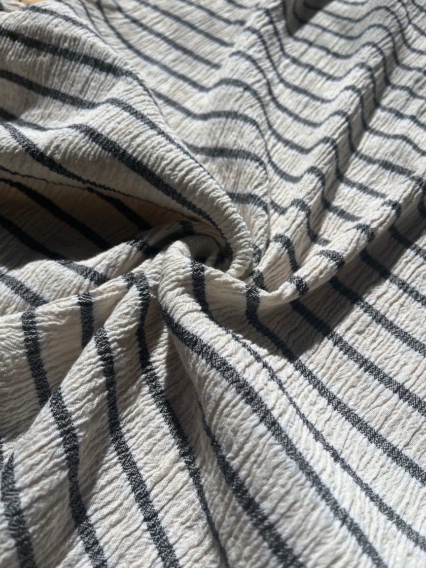 Tissu de gaze froissé de couleur ivoire neutre non blanchi, tissu Sile. Tissu Sile.