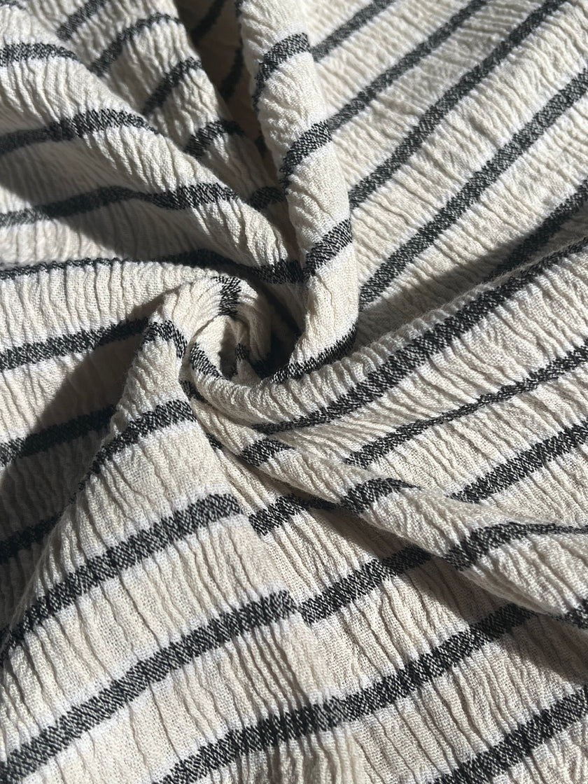 Tissu de gaze froissé de couleur ivoire neutre non blanchi, tissu Sile. Tissu Sile.