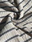 Tissu de gaze froissé de couleur ivoire neutre non blanchi, tissu Sile. Tissu Sile.