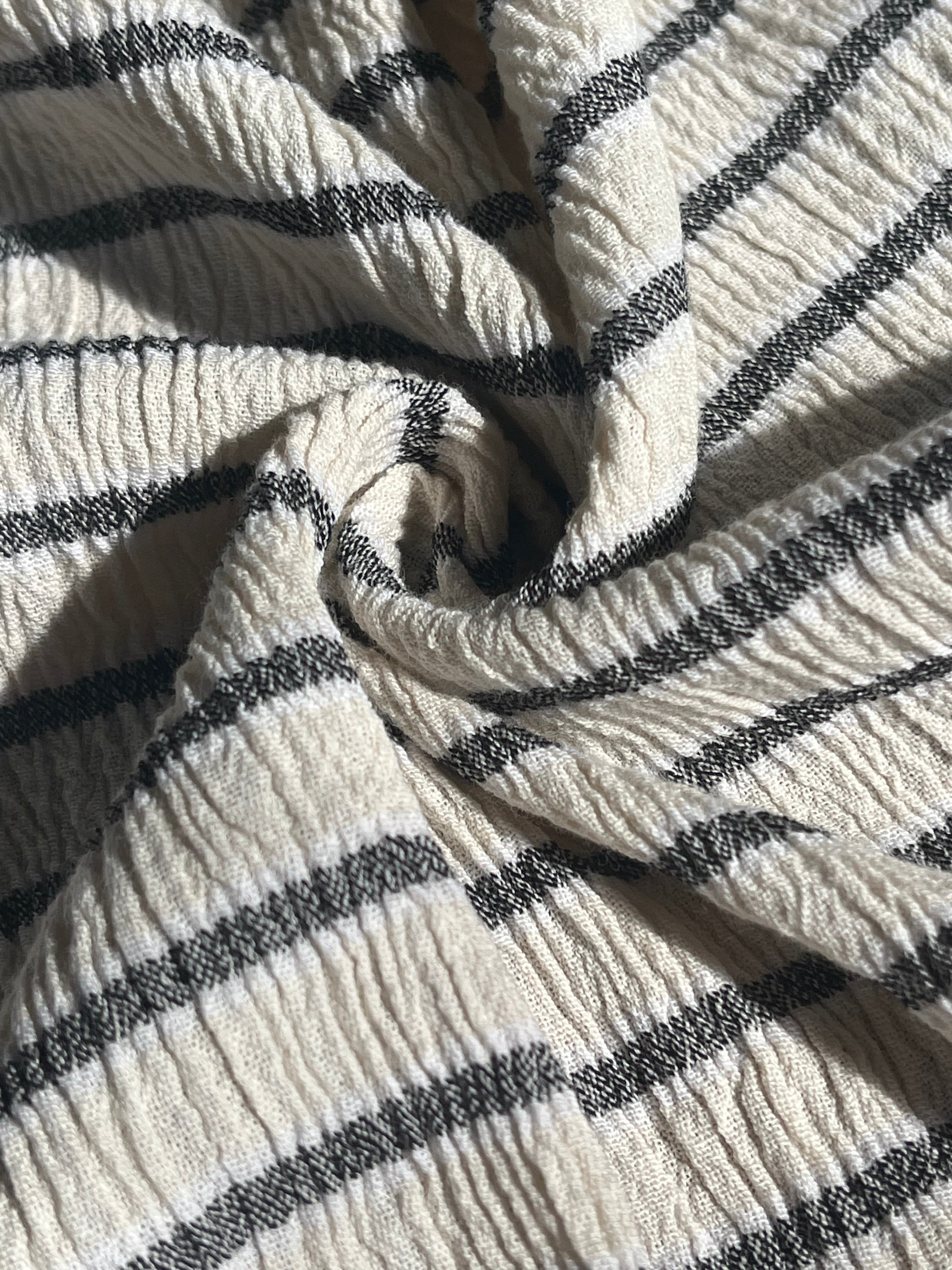 Tissu de gaze froissé de couleur ivoire neutre non blanchi, tissu Sile. Tissu Sile.