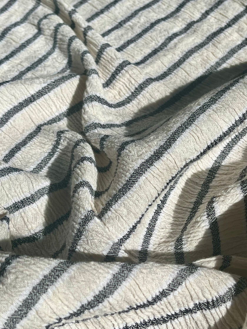 Tissu de gaze froissé de couleur ivoire neutre non blanchi, tissu Sile. Tissu Sile.