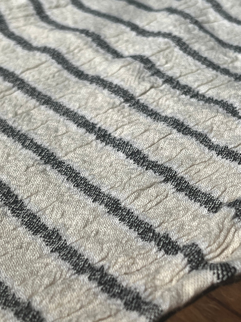 Tissu de gaze froissé de couleur ivoire neutre non blanchi, tissu Sile. Tissu Sile.