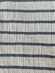 Tissu de gaze froissé de couleur ivoire neutre non blanchi, tissu Sile. Tissu Sile.