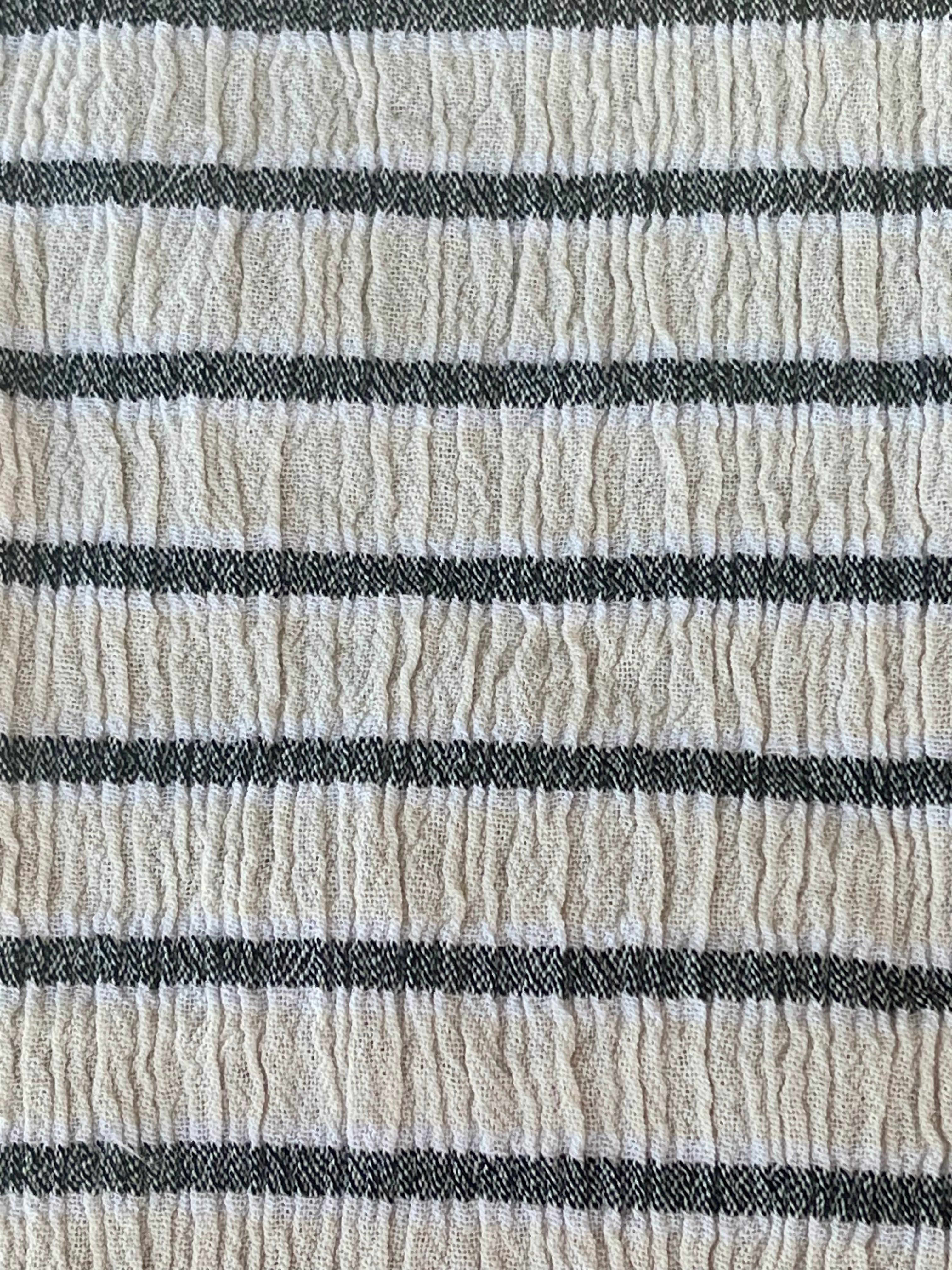 Tissu de gaze froissé de couleur ivoire neutre non blanchi, tissu Sile. Tissu Sile.