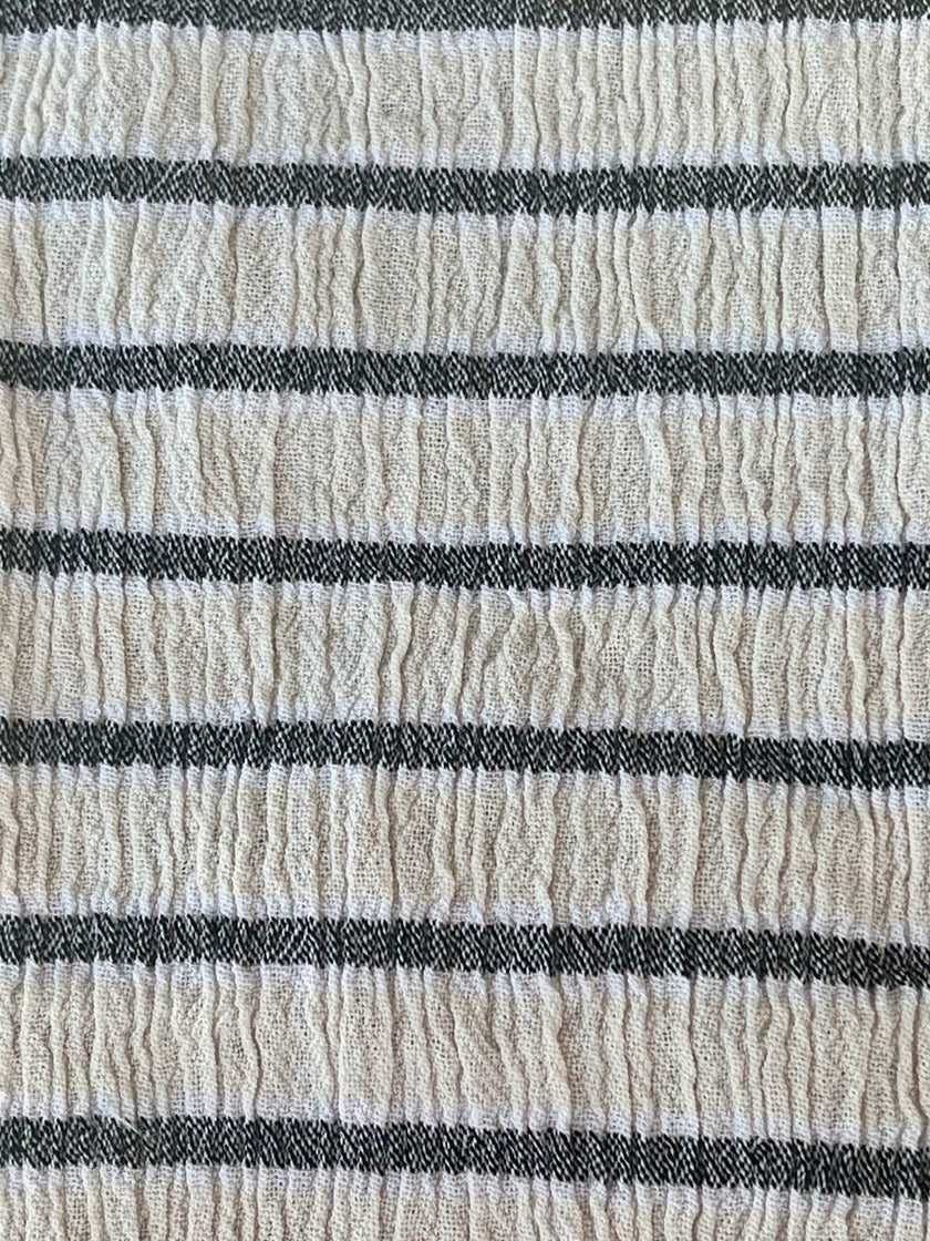 Tissu de gaze froissé de couleur ivoire neutre non blanchi, tissu Sile. Tissu Sile.