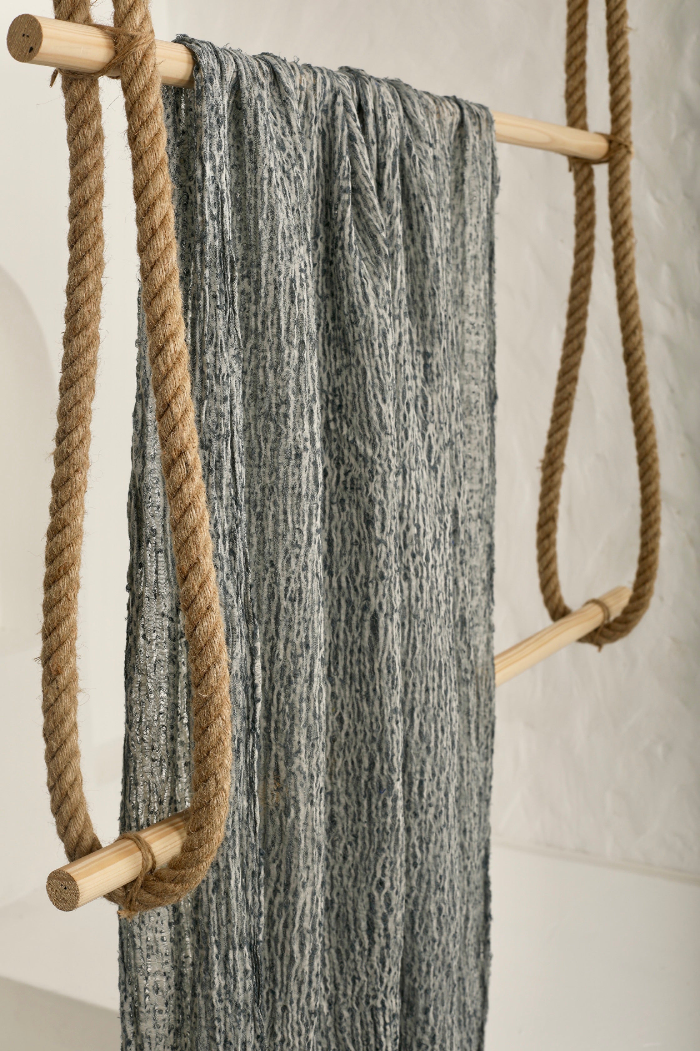Tissu en lin gris bleuté par cour, tissu en coton biologique, tissus naturels semi-transparents texturés à la main.