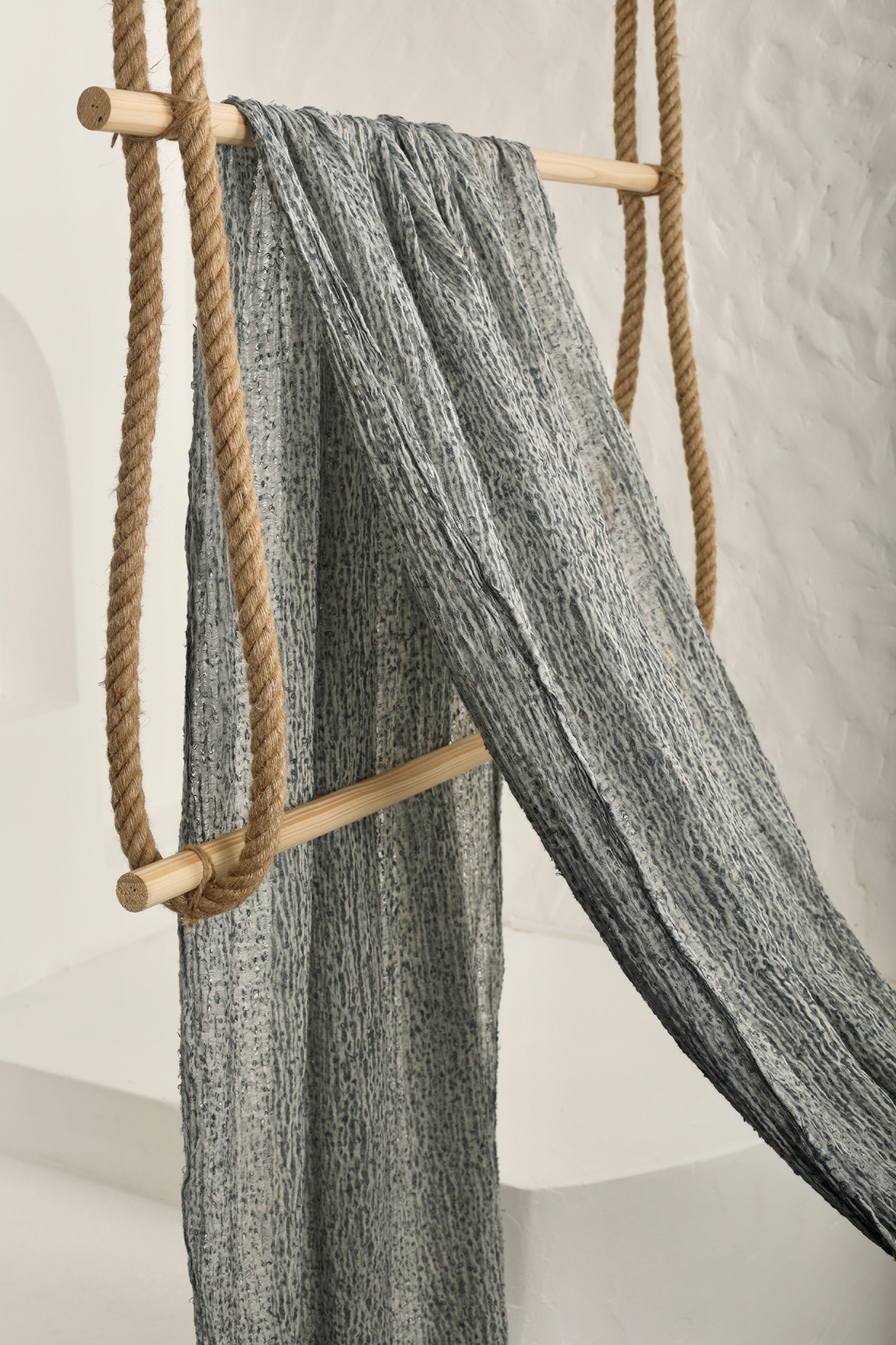 Tissu en lin gris bleuté par cour, tissu en coton biologique, tissus naturels semi-transparents texturés à la main.