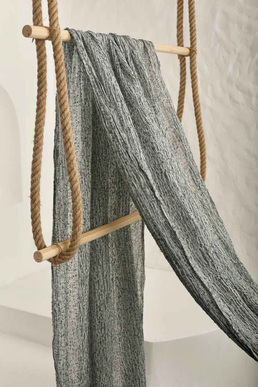 Tissu en lin gris bleuté par cour, tissu en coton biologique, tissus naturels semi-transparents texturés à la main.