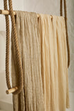 Tissu en coton froissé extensible neutre, surface texturée, tissu en coton ivoire blanc cassé, aspect tricoté.