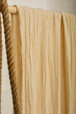 Tissu en coton froissé extensible neutre, surface texturée, tissu en coton ivoire blanc cassé, aspect tricoté.