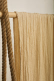 Tissu en coton froissé extensible neutre, surface texturée, tissu en coton ivoire blanc cassé, aspect tricoté.