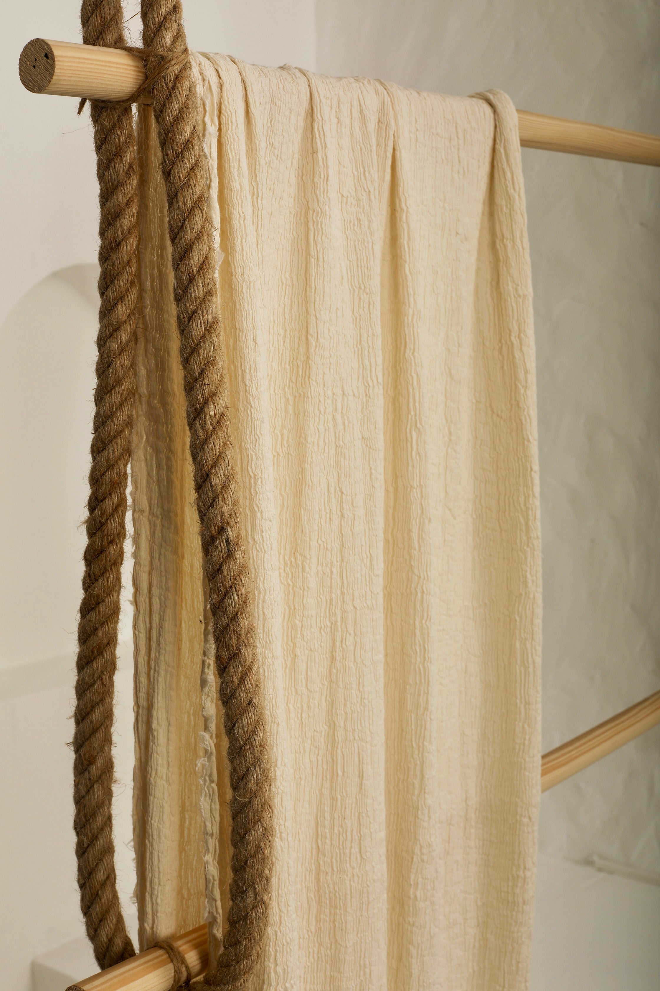 Tissu en coton froissé extensible neutre, surface texturée, coton tissé à la main blanc cassé, tissus semi-transparents, non blanchis et tissés à la main biologiques.