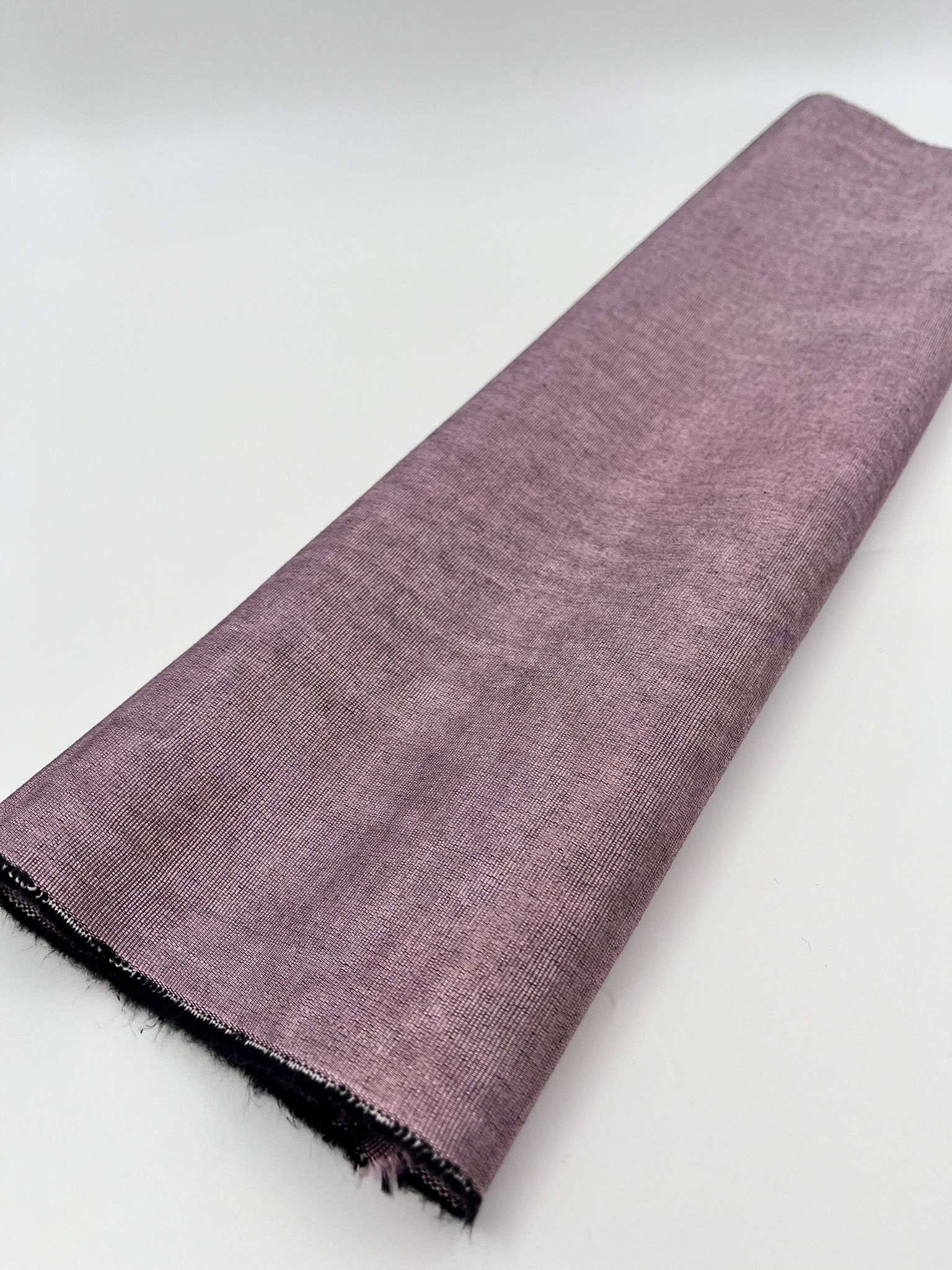 Rembourrage luxueux en soie rose pastel pour tête de lit ottoman, tissus d'intérieur pour textiles de maison : housses d'oreiller, motifs inspirés du kimono, motifs en filigrane.