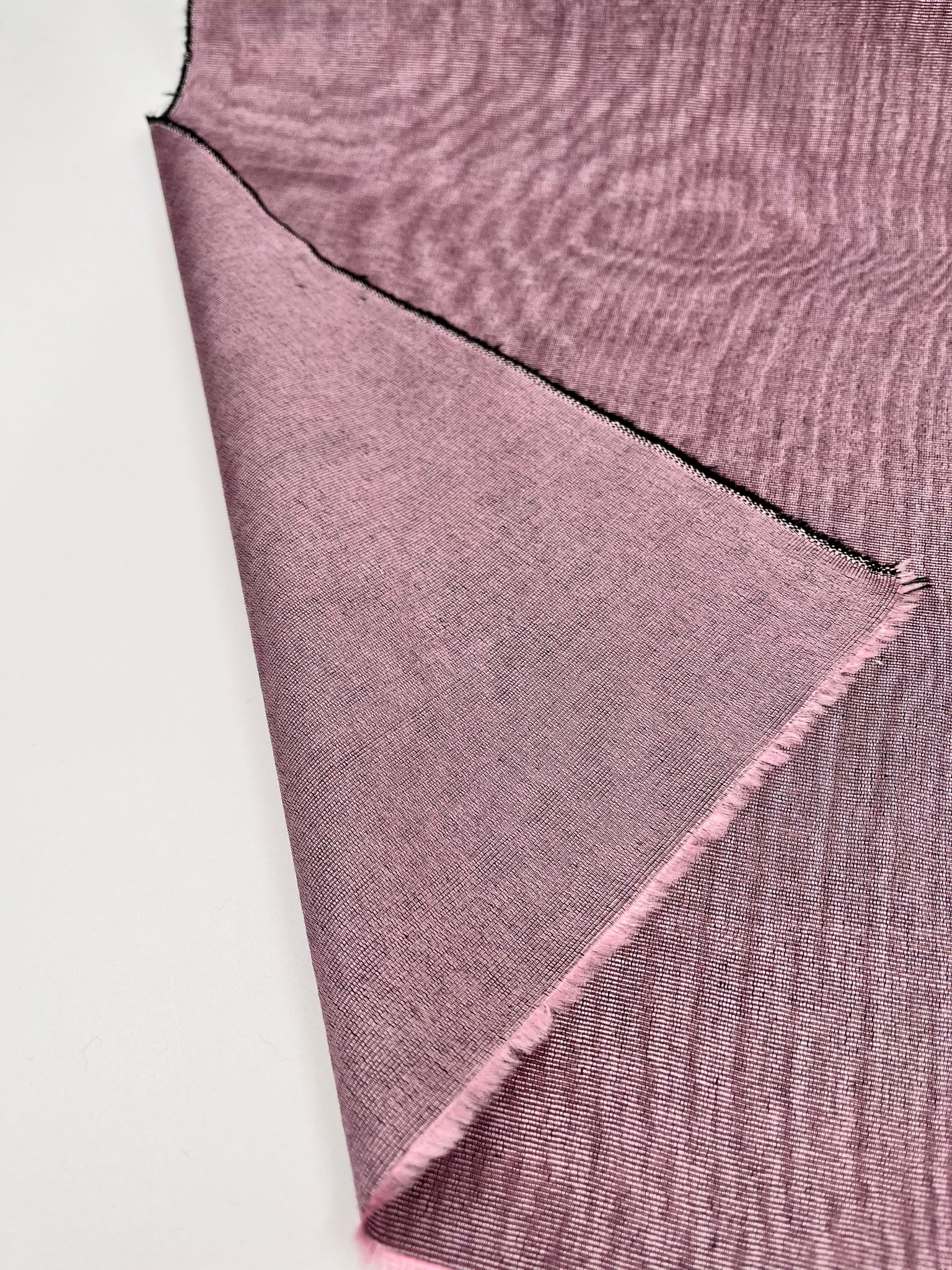 Rembourrage luxueux en soie rose pastel pour tête de lit ottoman, tissus d'intérieur pour textiles de maison : housses d'oreiller, motifs inspirés du kimono, motifs en filigrane.