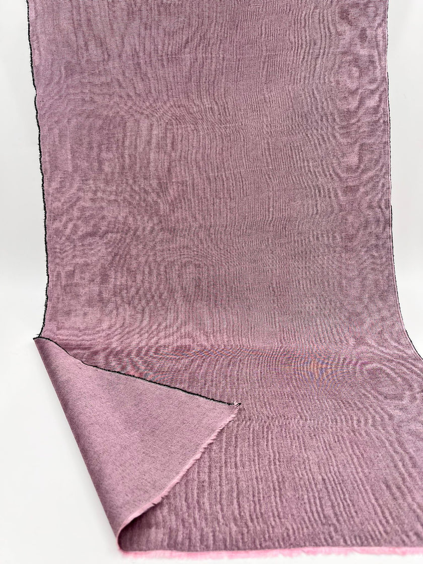 Rembourrage luxueux en soie rose pastel pour tête de lit ottoman, tissus d'intérieur pour textiles de maison : housses d'oreiller, motifs inspirés du kimono, motifs en filigrane.