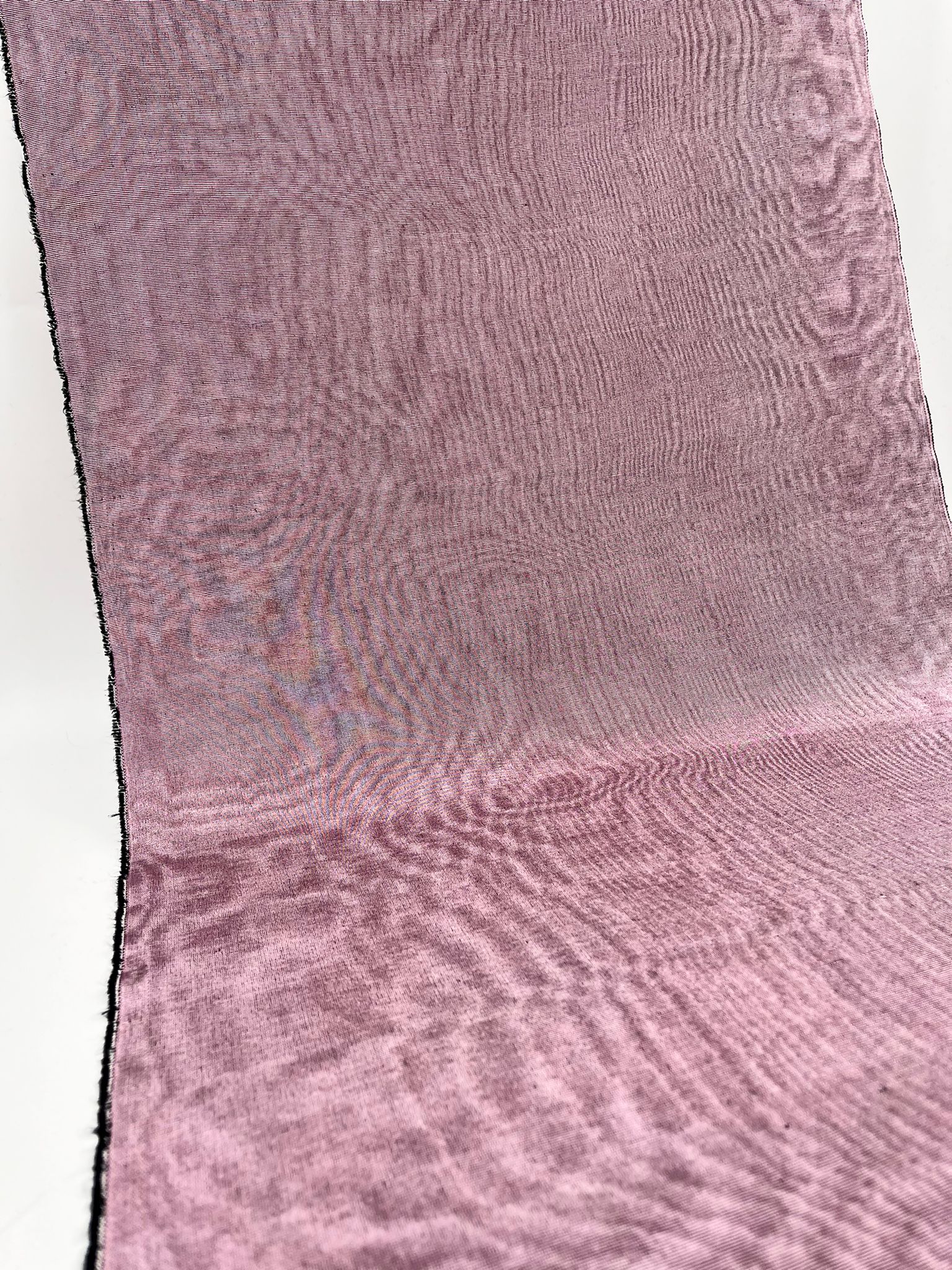 Rembourrage luxueux en soie rose pastel pour tête de lit ottoman, tissus d'intérieur pour textiles de maison : housses d'oreiller, motifs inspirés du kimono, motifs en filigrane.