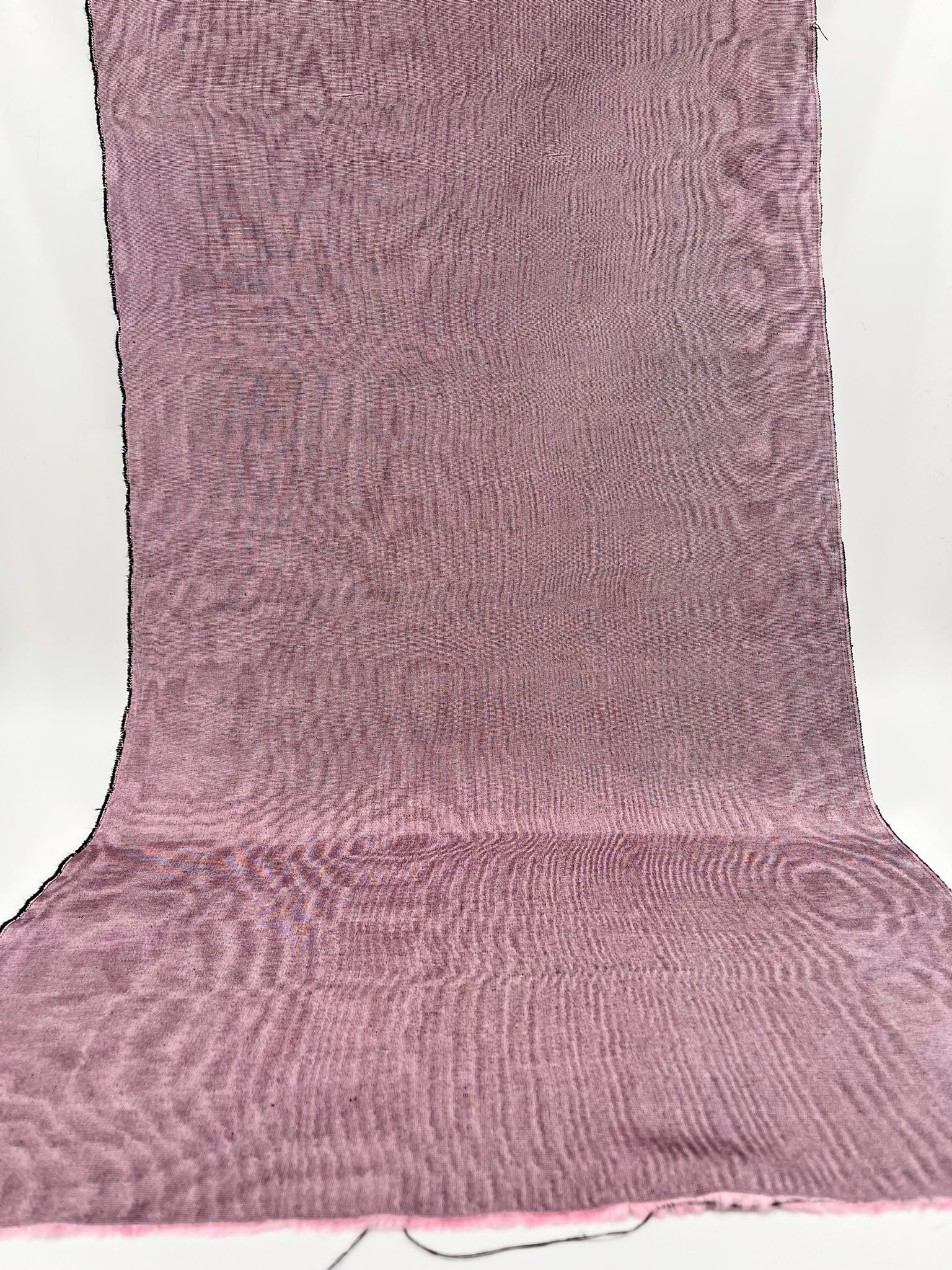 Rembourrage luxueux en soie rose pastel pour tête de lit ottoman, tissus d'intérieur pour textiles de maison : housses d'oreiller, motifs inspirés du kimono, motifs en filigrane.