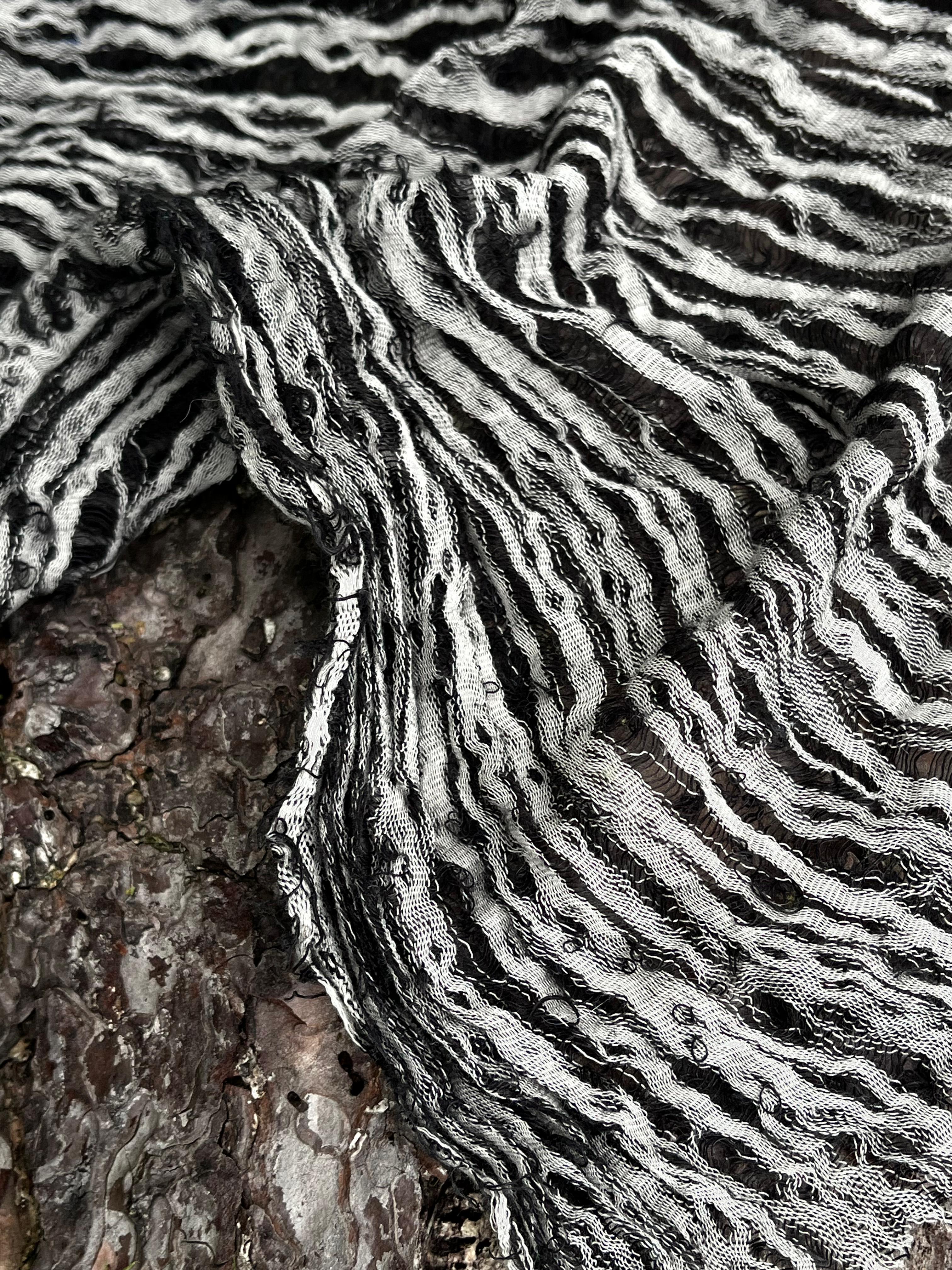 Tissu en lin noir et blanc par cour, tissu en coton biologique, tissus naturels semi-transparents texturés à la main.