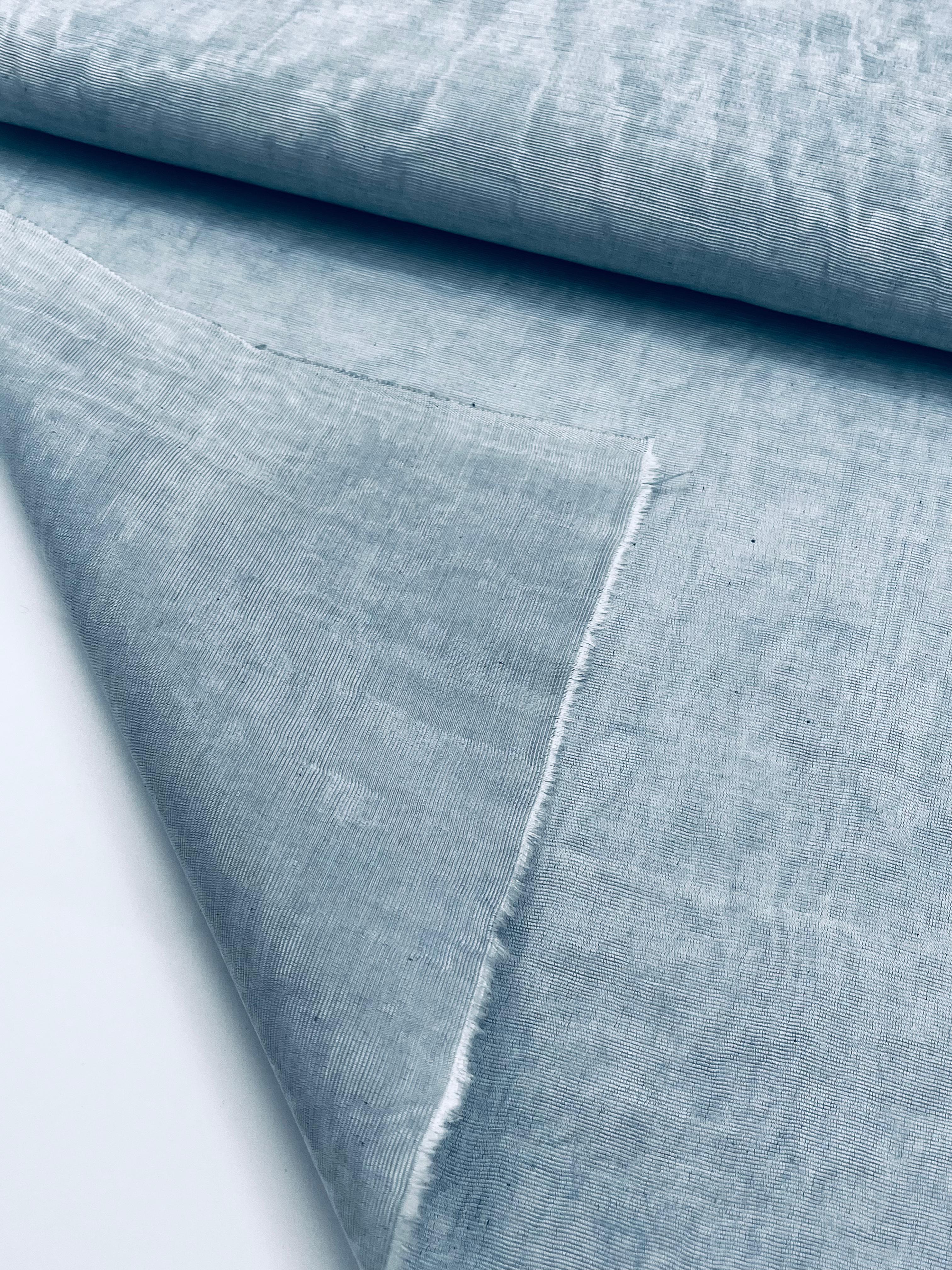 Rembourrage luxueux en soie bleu pastel pour tête de lit ottoman, tissus d'intérieur pour textiles de maison : housses d'oreiller, motifs inspirés du kimono, motifs en filigrane.