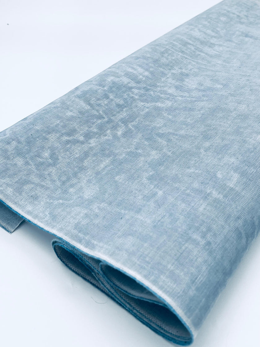 Rembourrage luxueux en soie bleu pastel pour tête de lit ottoman, tissus d'intérieur pour textiles de maison : housses d'oreiller, motifs inspirés du kimono, motifs en filigrane.