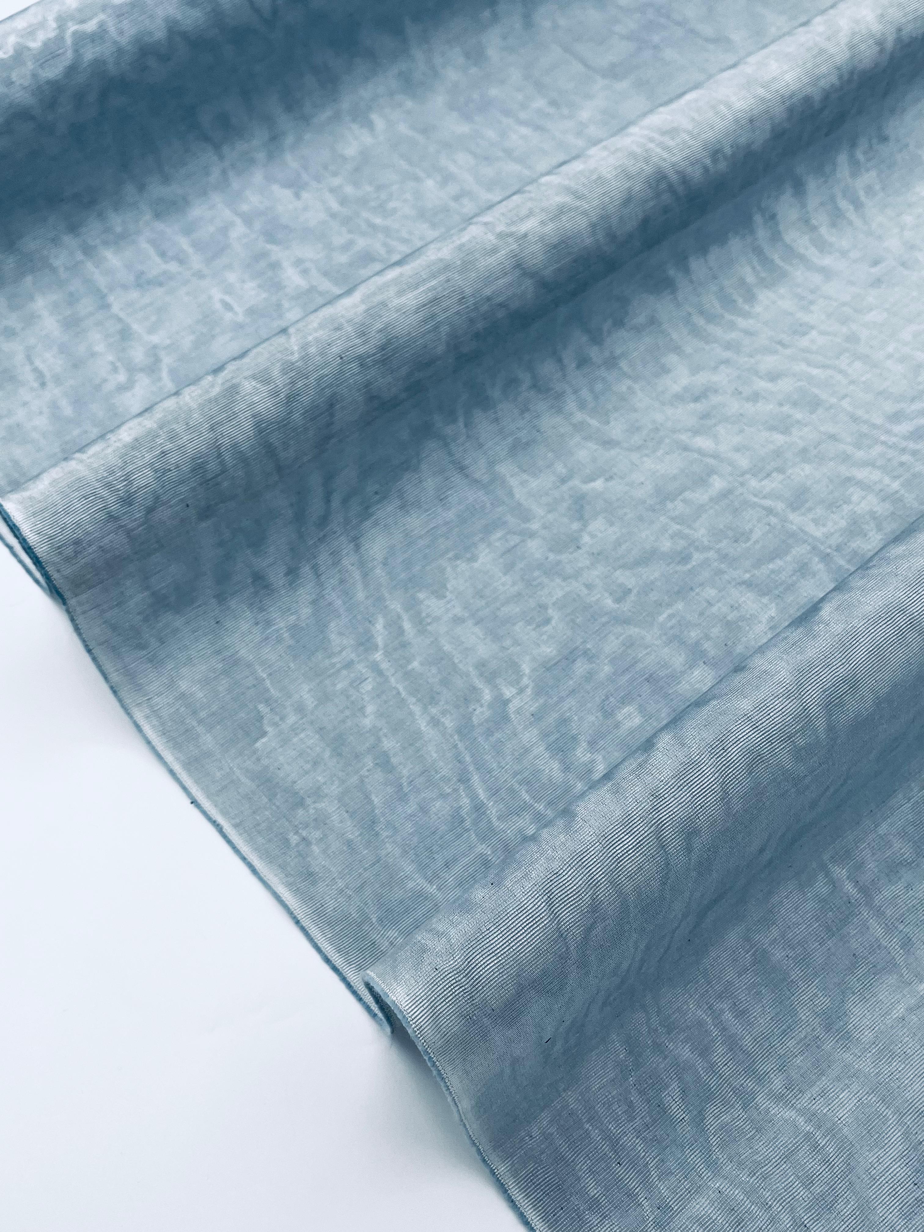 Rembourrage luxueux en soie bleu pastel pour tête de lit ottoman, tissus d'intérieur pour textiles de maison : housses d'oreiller, motifs inspirés du kimono, motifs en filigrane.