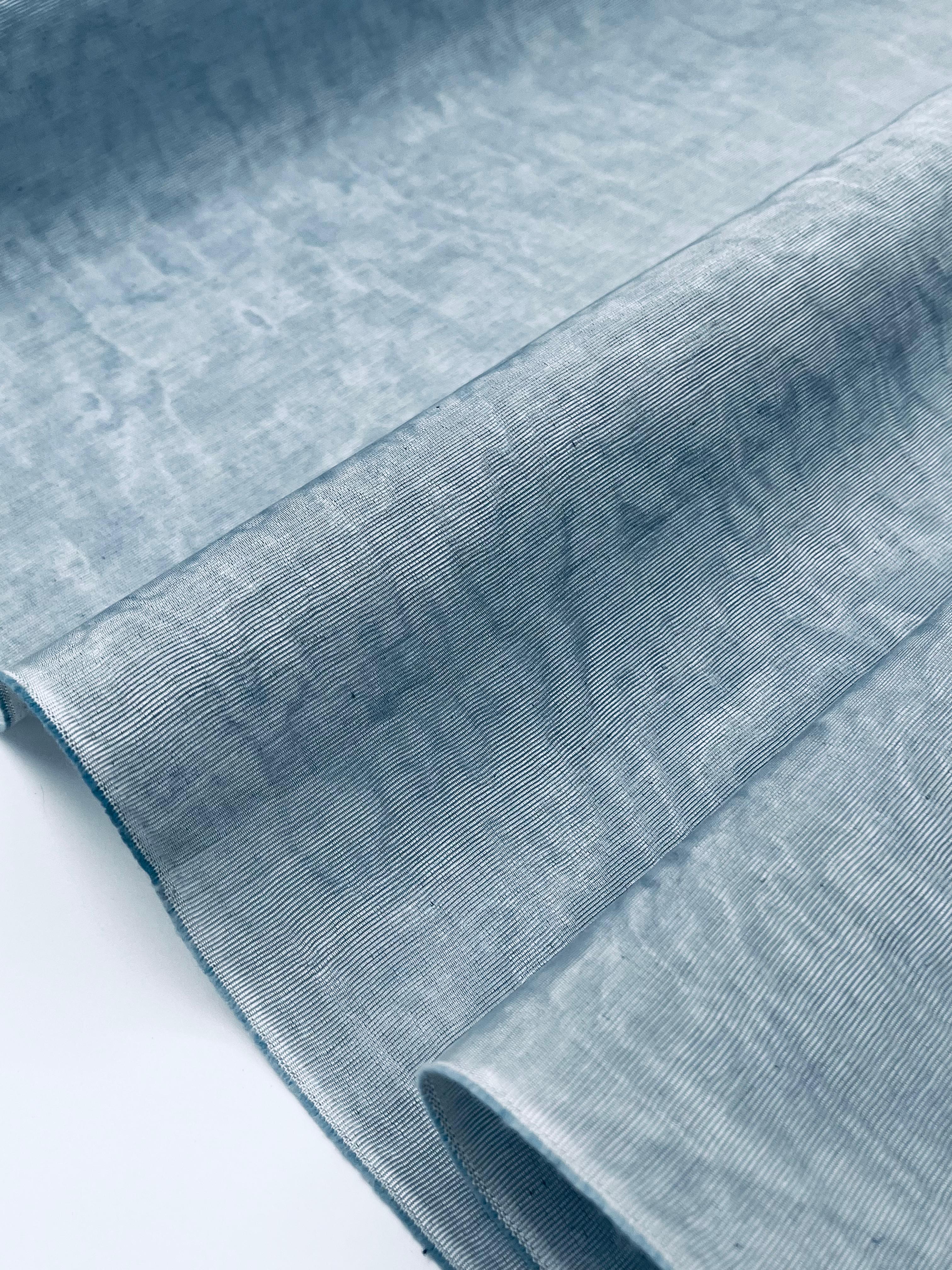 Rembourrage luxueux en soie bleu pastel pour tête de lit ottoman, tissus d'intérieur pour textiles de maison : housses d'oreiller, motifs inspirés du kimono, motifs en filigrane.