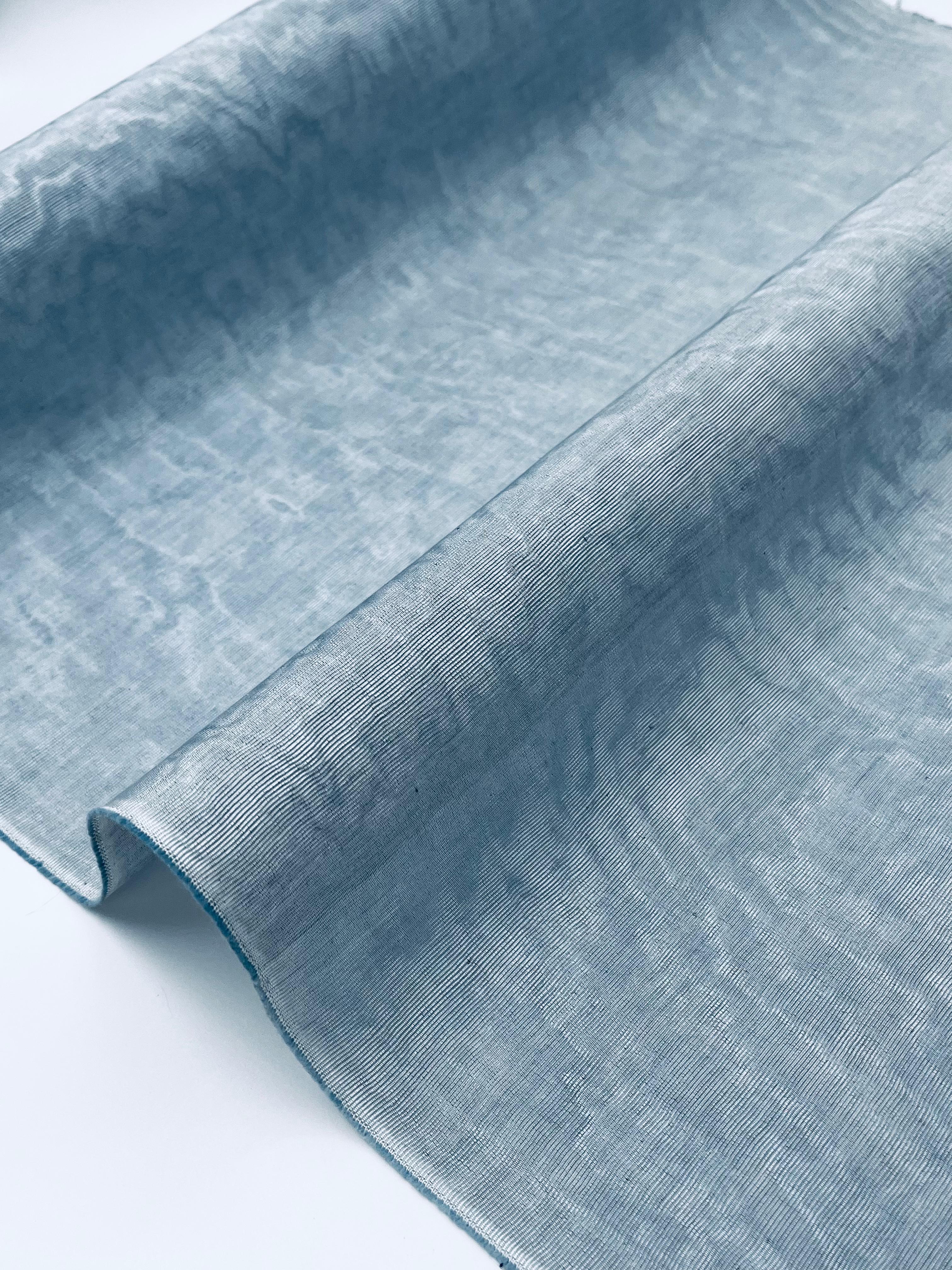 Rembourrage luxueux en soie bleu pastel pour tête de lit ottoman, tissus d'intérieur pour textiles de maison : housses d'oreiller, motifs inspirés du kimono, motifs en filigrane.