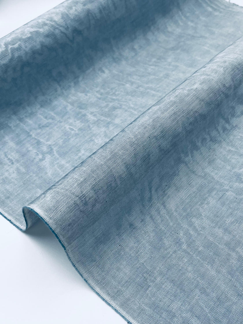 Rembourrage luxueux en soie bleu pastel pour tête de lit ottoman, tissus d'intérieur pour textiles de maison : housses d'oreiller, motifs inspirés du kimono, motifs en filigrane.