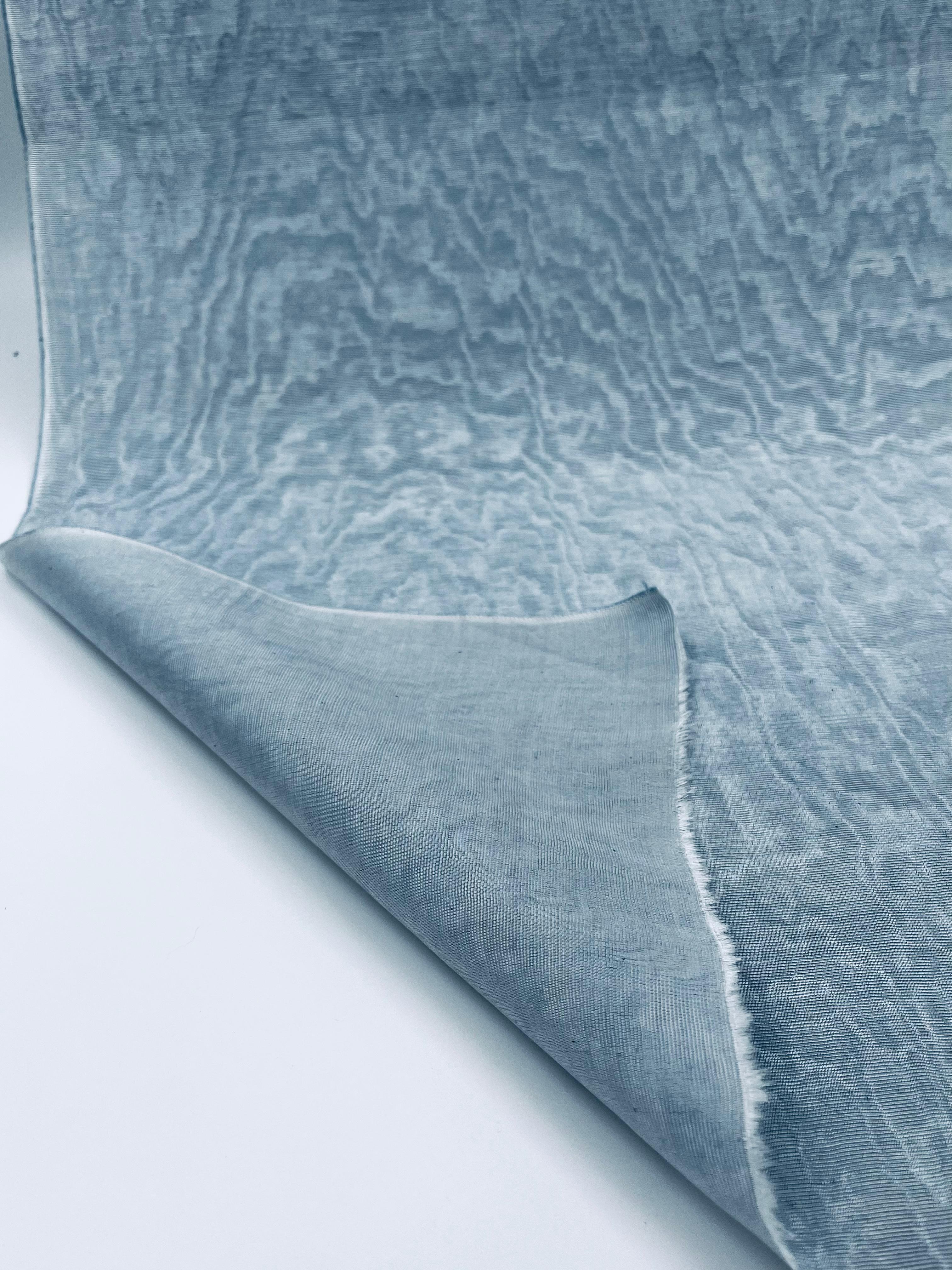 Rembourrage luxueux en soie bleu pastel pour tête de lit ottoman, tissus d'intérieur pour textiles de maison : housses d'oreiller, motifs inspirés du kimono, motifs en filigrane.