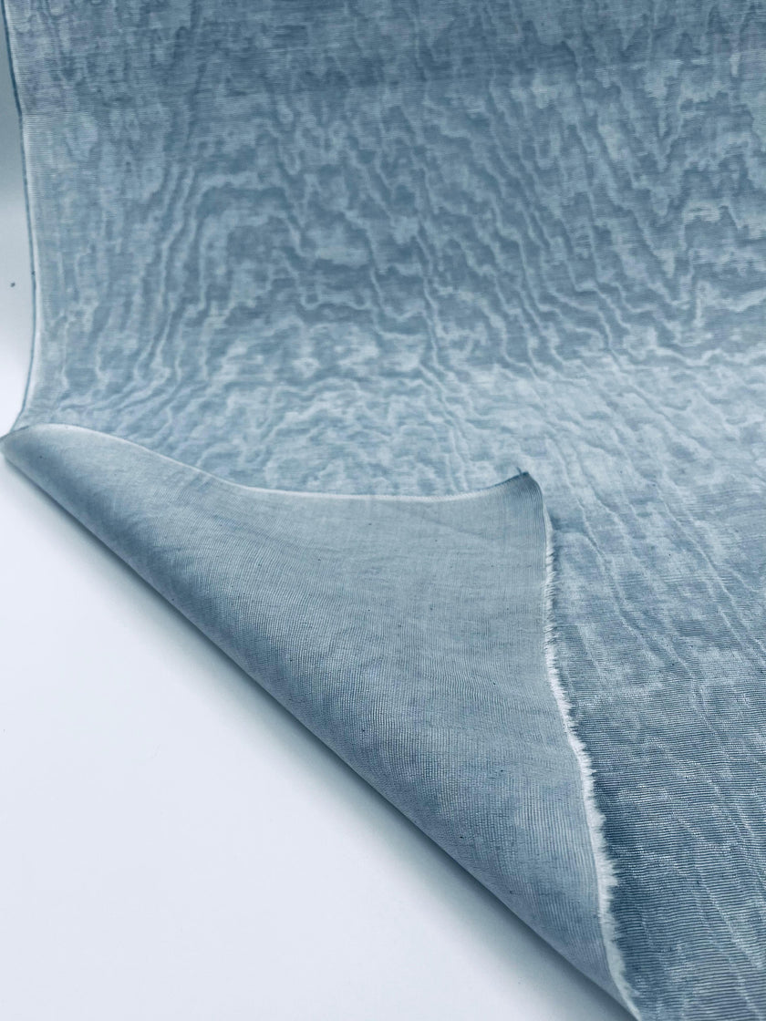 Rembourrage luxueux en soie bleu pastel pour tête de lit ottoman, tissus d'intérieur pour textiles de maison : housses d'oreiller, motifs inspirés du kimono, motifs en filigrane.
