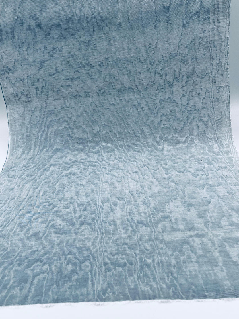 Rembourrage luxueux en soie bleu pastel pour tête de lit ottoman, tissus d'intérieur pour textiles de maison : housses d'oreiller, motifs inspirés du kimono, motifs en filigrane.