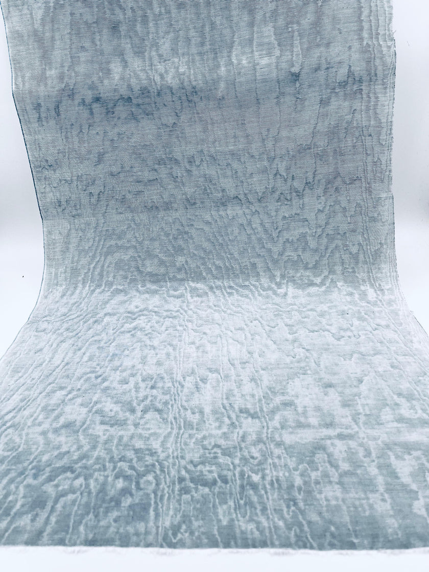 Rembourrage luxueux en soie bleu pastel pour tête de lit ottoman, tissus d'intérieur pour textiles de maison : housses d'oreiller, motifs inspirés du kimono, motifs en filigrane.