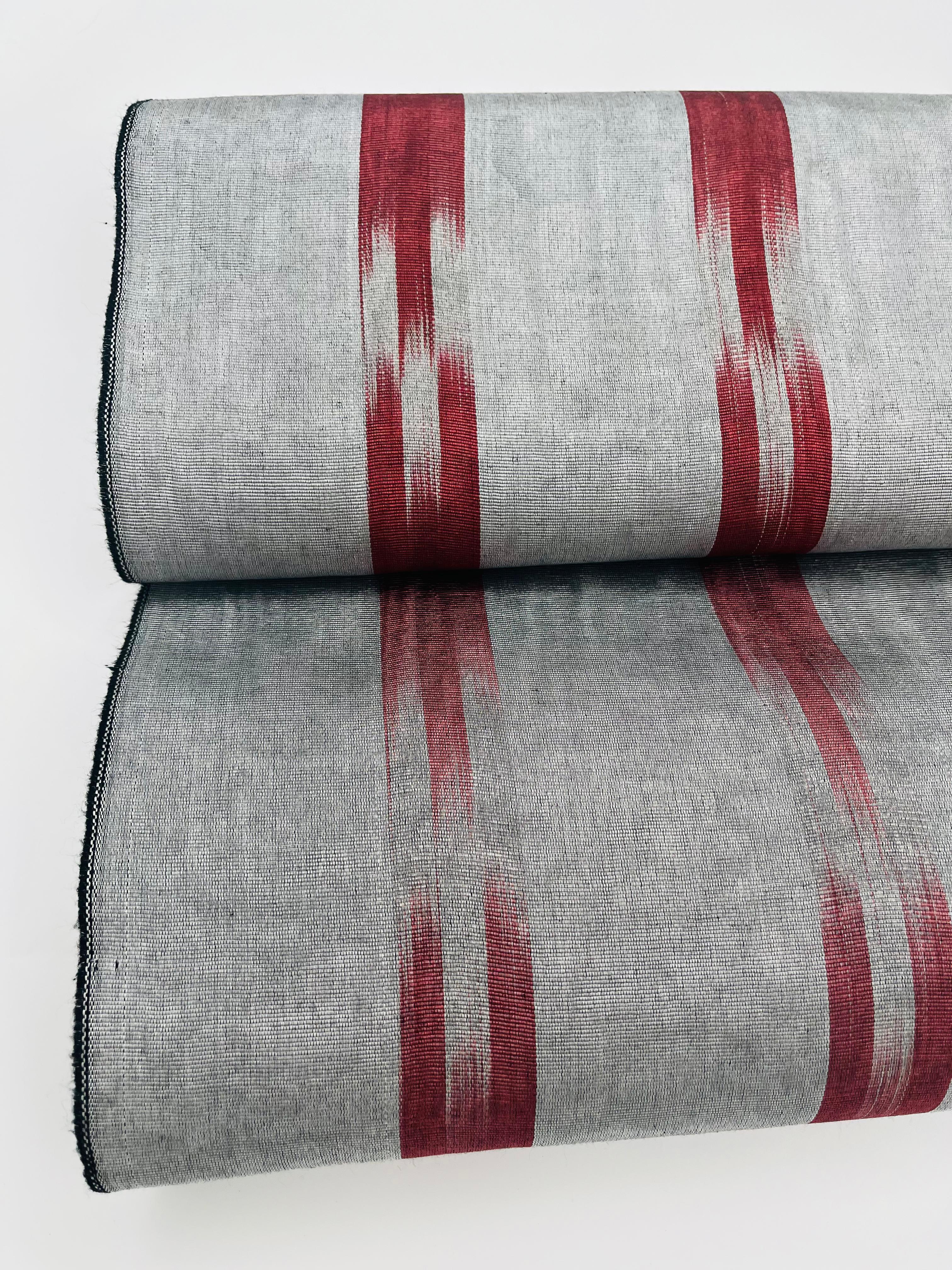 Rembourrage luxueux en soie à rayures rouges Ikat Siver pour tête de lit ottoman, tissus d'intérieur pour textiles de maison : housses d'oreiller, motifs inspirés du kimono, motifs en filigrane.
