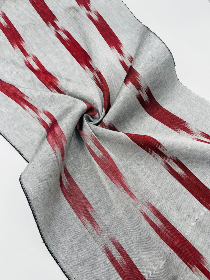 Rembourrage luxueux en soie à rayures rouges Ikat Siver pour tête de lit ottoman, tissus d'intérieur pour textiles de maison : housses d'oreiller, motifs inspirés du kimono, motifs en filigrane.