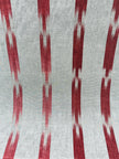 Rembourrage luxueux en soie à rayures rouges Ikat Siver pour tête de lit ottoman, tissus d'intérieur pour textiles de maison : housses d'oreiller, motifs inspirés du kimono, motifs en filigrane.