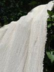 Tissu en coton froissé extensible neutre, surface texturée, coton tissé à la main blanc cassé, tissus semi-transparents, non blanchis et tissés à la main biologiques.