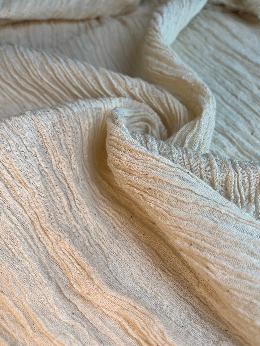 Tissu en coton froissé extensible neutre, surface texturée, coton tissé à la main blanc cassé, tissus semi-transparents, non blanchis et tissés à la main biologiques.