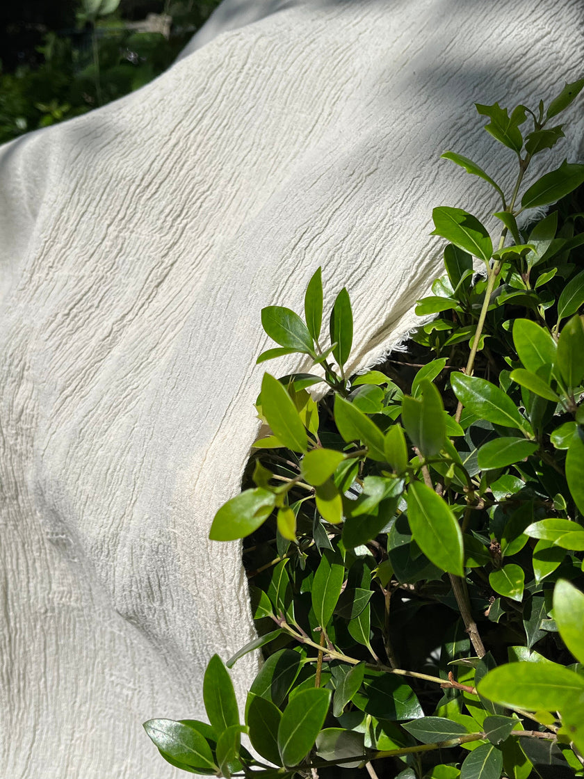 Tissu en coton froissé extensible neutre, surface texturée, coton tissé à la main blanc cassé, tissus semi-transparents, non blanchis et tissés à la main biologiques.