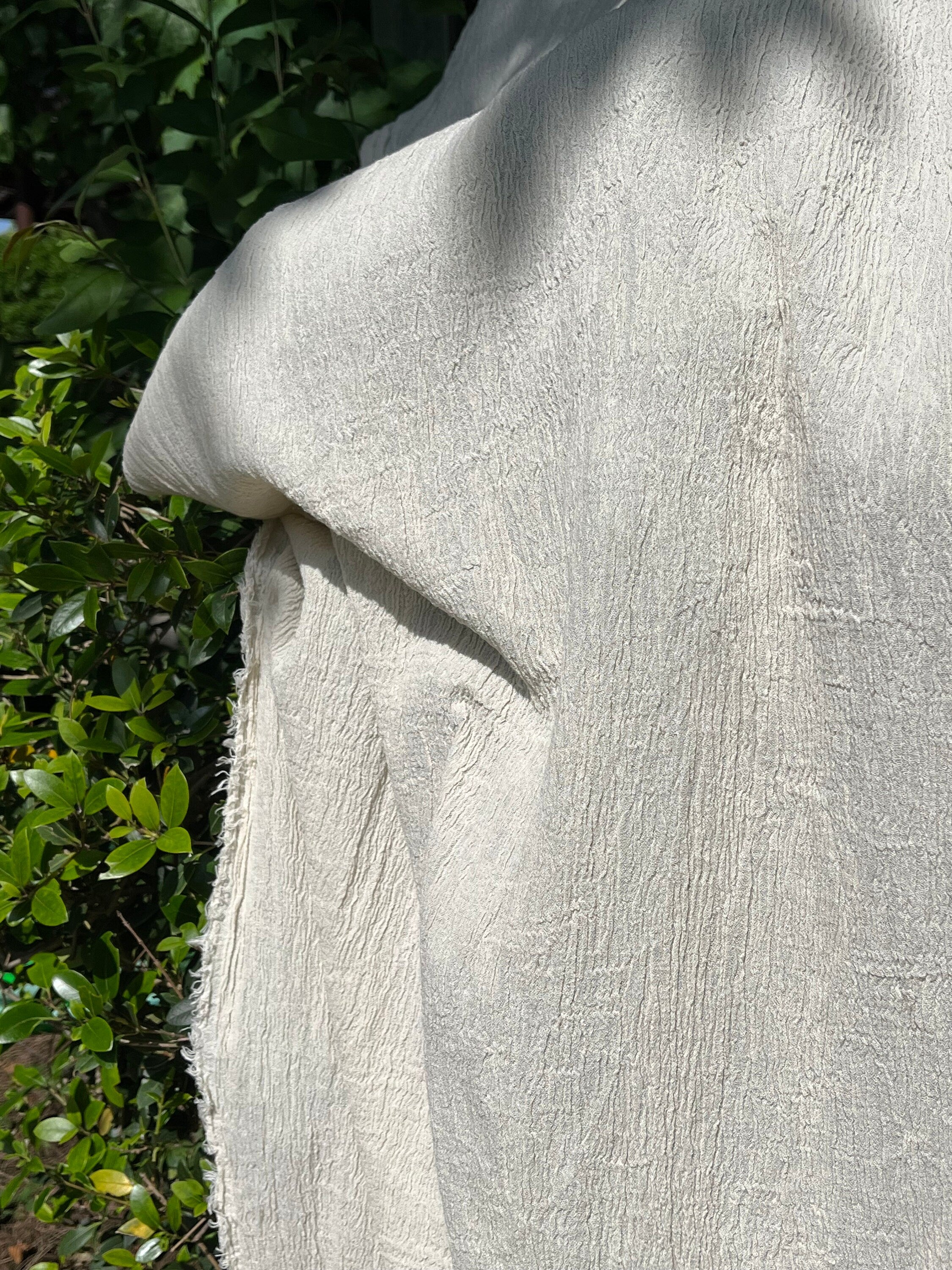 Tissu en coton froissé extensible neutre, surface texturée, coton tissé à la main blanc cassé, tissus semi-transparents, non blanchis et tissés à la main biologiques.