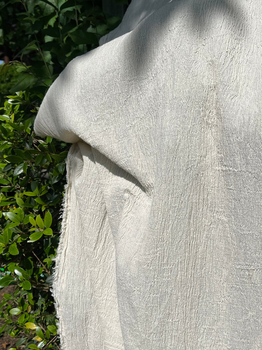 Tissu en coton froissé extensible neutre, surface texturée, coton tissé à la main blanc cassé, tissus semi-transparents, non blanchis et tissés à la main biologiques.