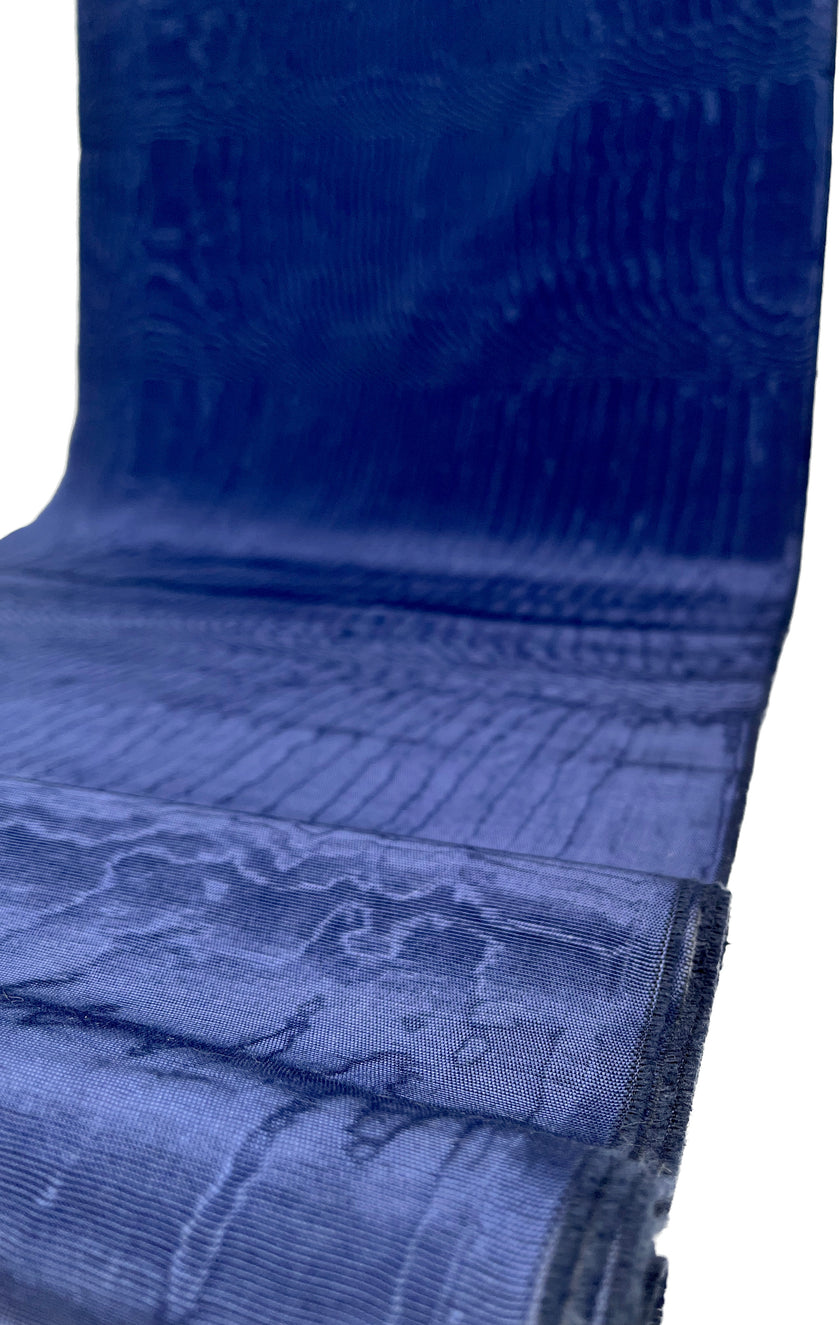 Rembourrage luxueux en soie bleu foncé pour tête de lit ottoman, tissus d'intérieur pour textiles de maison : housses d'oreiller, motifs inspirés du kimono, motifs en filigrane.