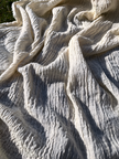 Tissu en coton froissé extensible neutre, surface texturée, tissu en coton ivoire blanc cassé, aspect tricoté.