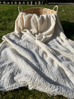 Tissu en coton froissé extensible neutre, surface texturée, tissu en coton ivoire blanc cassé, aspect tricoté.