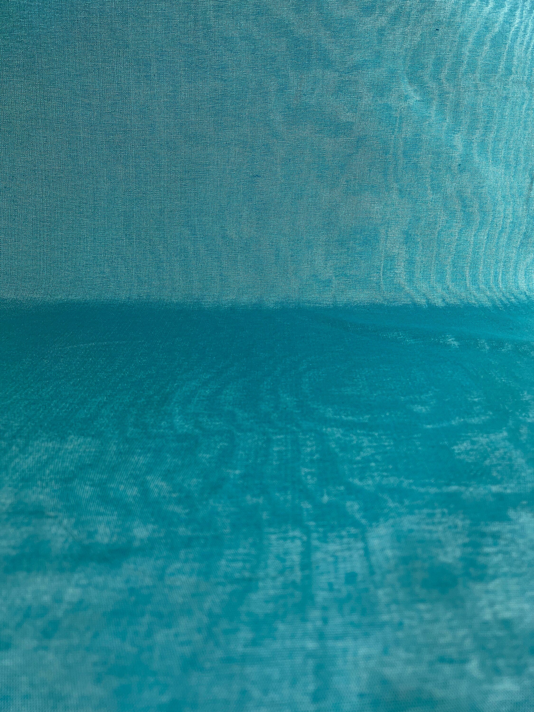 Tissu de soie bleu turquoise, soie par cour. Conception de filigrane, soie Shantung, tissu de soie moiré large, ruban de soie large et épais, tissu d'ameublement en soie.