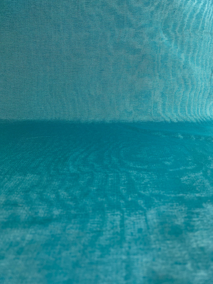 Tissu de soie bleu turquoise, soie par cour. Conception de filigrane, soie Shantung, tissu de soie moiré large, ruban de soie large et épais, tissu d'ameublement en soie.