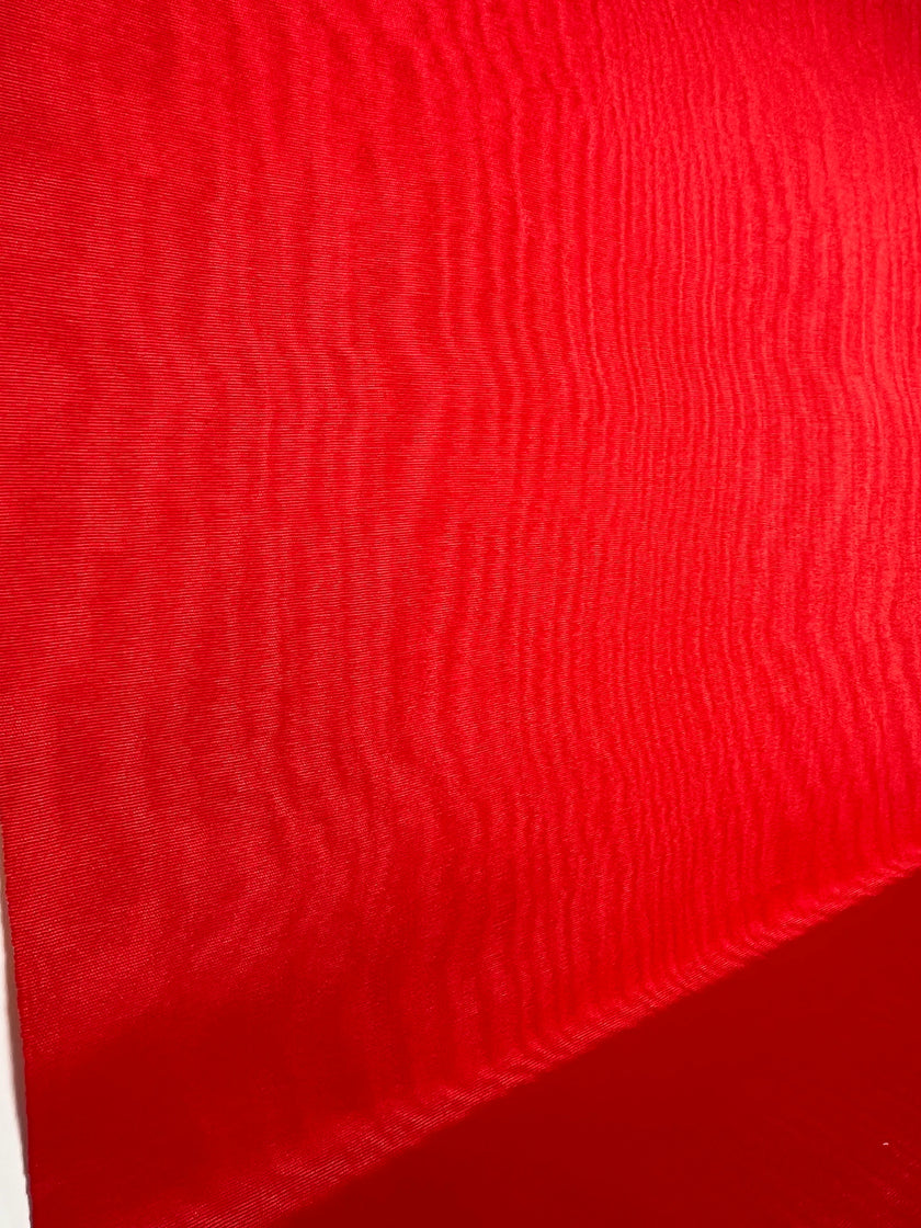 Tapisserie d'ameublement luxueuse en soie rouge pour tête de lit ottomane, tissus d'intérieur pour textiles de maison : housses d'oreiller, motifs inspirés du kimono, motifs en filigrane.