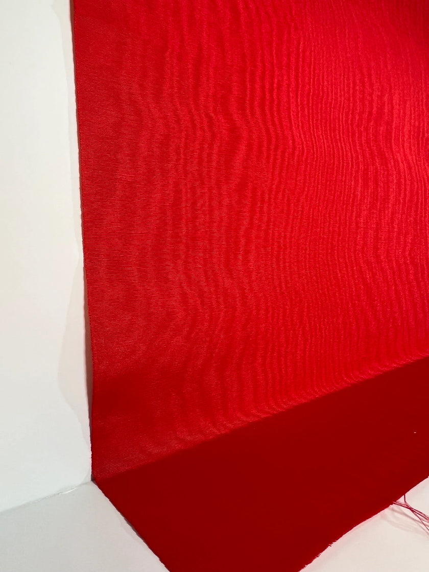 Tapisserie d'ameublement luxueuse en soie rouge pour tête de lit ottomane, tissus d'intérieur pour textiles de maison : housses d'oreiller, motifs inspirés du kimono, motifs en filigrane.